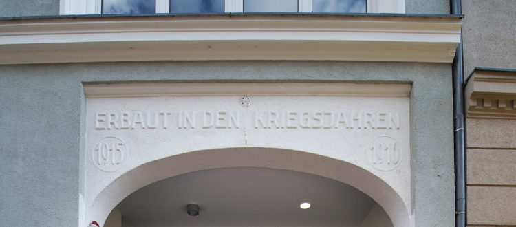 Toreinfahrt mit Inschrift "Erbaut in den Kriegsjahren 1915 1916"