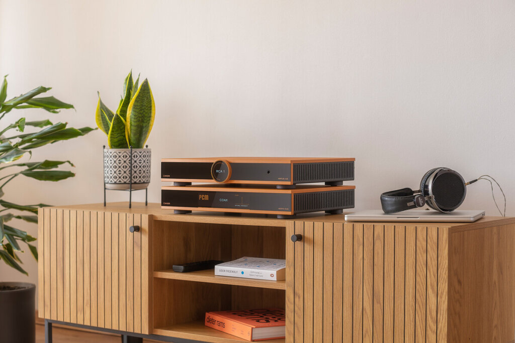 Canor Virtus I4S Vollverstärker und Verto D4S D/A-Wandler in Bronze auf einem Sideboard