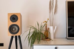 Econik Speakers Kompaktlautsprecher auf Stativ