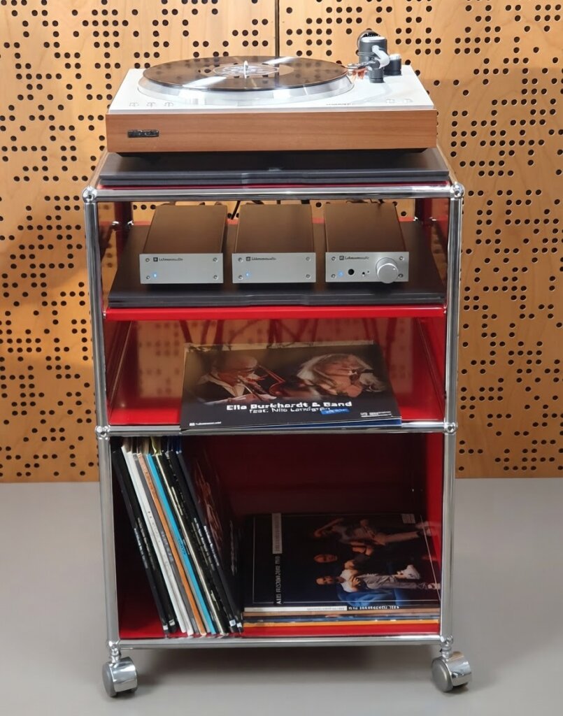 Lehmannaudio HiFi-Anlage auf rotem USM-Rollwagen